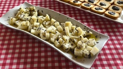 VIDEO | Tapas cu trufă neagră: Brânză de „capră fericită”/ Asezonată cu trufe și pusă pe pâine prăjită
