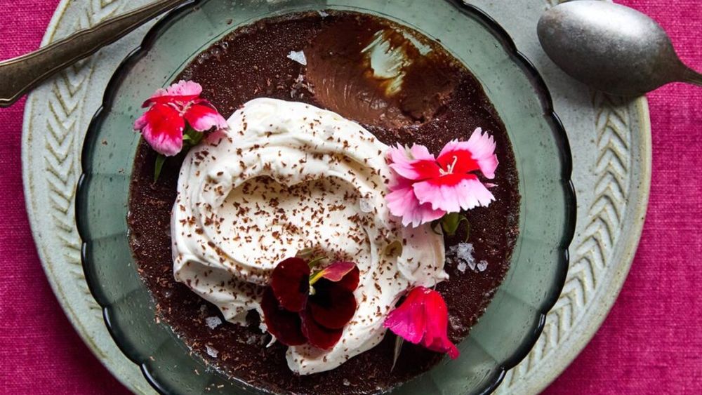Ciocolată „pots de crème” pentru doi / Rețeta lui Helen Goh pentru desertul de Valentine’s Day / Un desert delicat, bogat și catifelat, perfect pentru a încheia o cină romantică