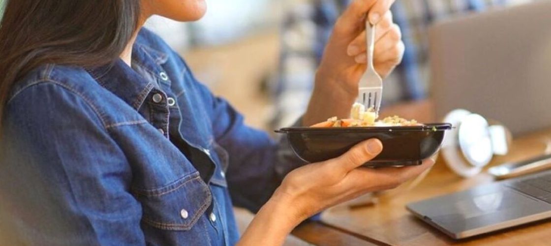 Când este cel mai prost moment să iei prânzul. Dieteticienii explică de ce ora mesei îți poate influența energia pentru tot restul zilei
