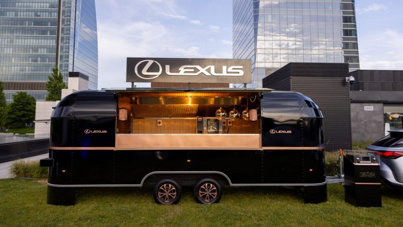 FOTO-VIDEO | Bucătărie de lux pe roți  – Lexus inaugurează la Madrid primul său foodtruck gastronomic, alături de chef Roberto Martínez