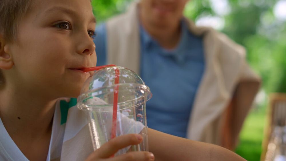 SUA revin la paiele din plastic și renunță la cele de hârtie/ Donald Trump a semnat un decret în acest sens, după ce a anunțat în urmă cu câteva zile că va face acest pas