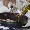 Prăjești sau nu în ulei de măsline? Mitul care i-a făcut pe mulți să-l folosească doar la salate și ce spune, de fapt, știința