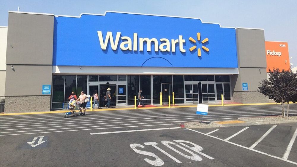 Reacția lui Donald Trump, după ce Walmart, cel mai mare retailer din SUA, a avertizat că va creşte preţurile: „Ar trebui să suporte tarifele şi să nu le transfere clienţilor fideli. Vă urmăresc!”