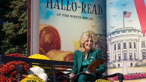 Jill Biden distribuie bomboane, de Halloween, la Casa Albă, deghizată în panda/ Este ultimul Halloween la Casa Albă pentru cuplul prezidențial