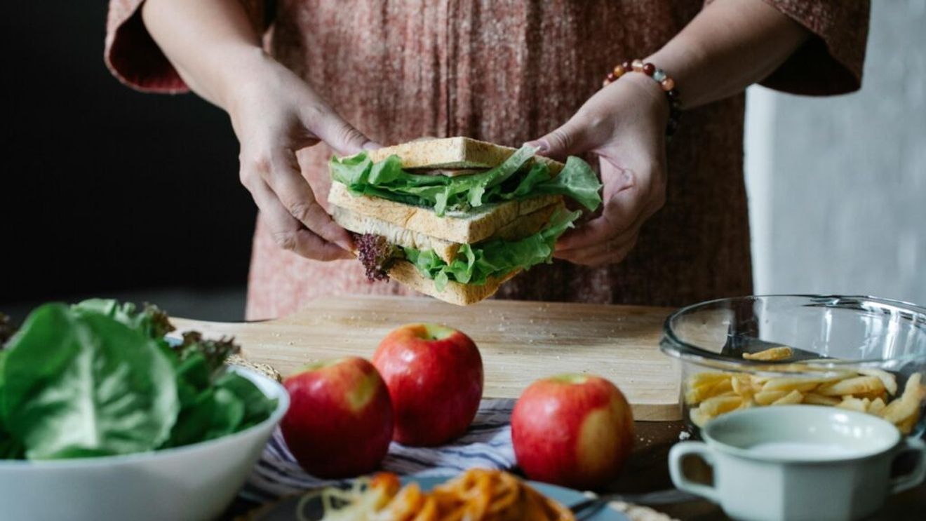 5 variante de sendviș, vegan sau ovo-lacto-vegetarian, perfecte pentru micul dejun sau pentru luat la pachet