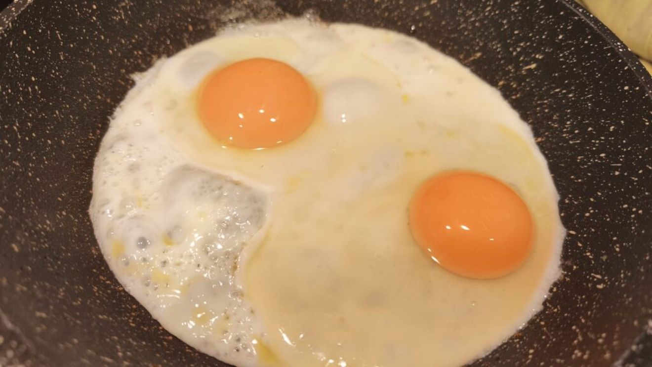 Secretul bunicii ca să prăjești ouăle „curat” și fără să te arzi cu ulei/ Folosește un ingredient pe care îl ai în casă și la care nu te-ai gândit niciodată