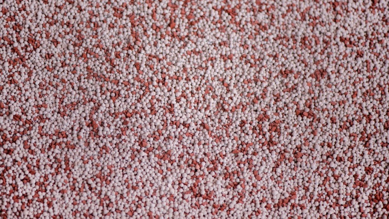 Îngrășămintele s-ar putea scumpi în 2026 din cauza noii taxe pe CO₂ aplicate importurilor/ Majorările ar putea varia între 20 și 90 de euro pe tonă, în funcție de produs / Recomandările specialiștilor