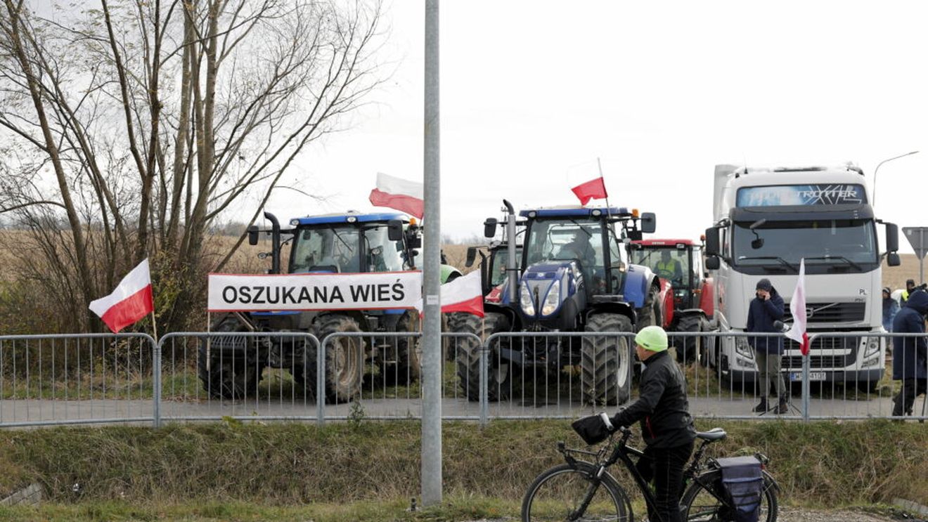 Ipocrizia fermierilor polonezi: blochează la graniță importurile de alimente din Ucraina, deși Polonia vinde în țara devastată de război mărfuri agroalimentare în valoare de sute de milioane de euro