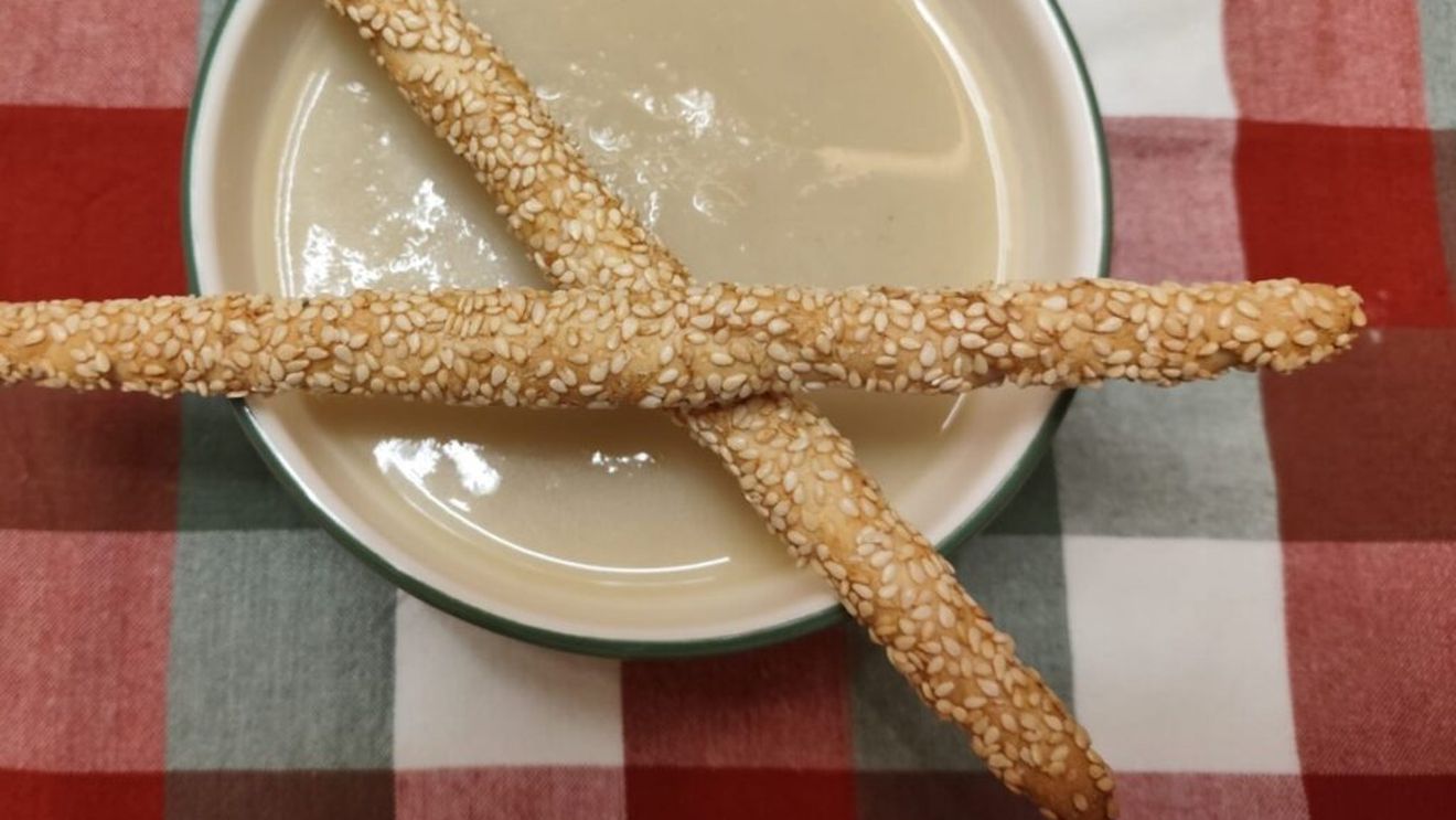 Supă cremă de țelină, aromată, ușor de preparat, dar consistentă pentru că include și cartofi/ Se poate pregăti și în varianta vegană și va fi la fel de gustoasă