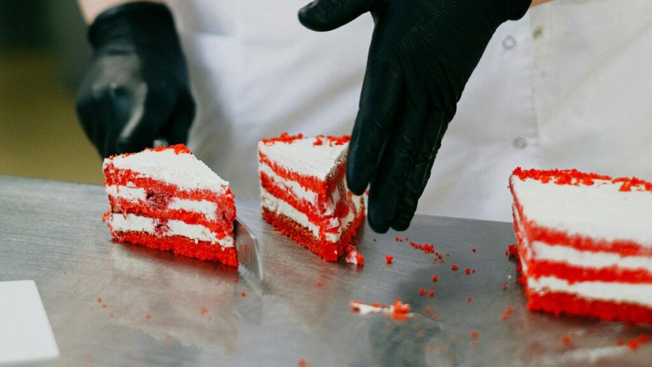 Un restaurant din Italia cere 58 de euro doar pentru tăierea tortului / Managerul aproape că își cere scuze: „Nu percepem taxă de intrare și servim în principal preparate din producția proprie”