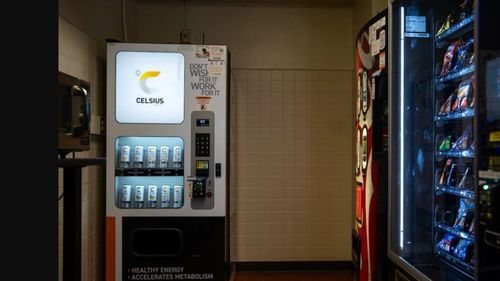 VIDEO: Celsius, băutura energizantă de care au ajuns dependenți politicienii americani / Automatele din subsolul Capitoliului se golesc în câteva ore/ „Odată ce ai băut-o, nu mai există cale de întoarcere la cafea”