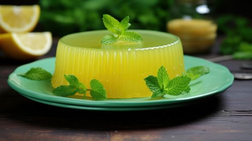 Un desert răcoritor, aromat, fără făină și fără grăsimi: gelatină de lămâie. Se prepară în 5 minute și se lasă la frigider