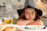 Copiii la restaurant: îi lăsăm să facă ce vor sau îi învățăm regulile de bun-simț? Dezbaterea pornită de un local din California