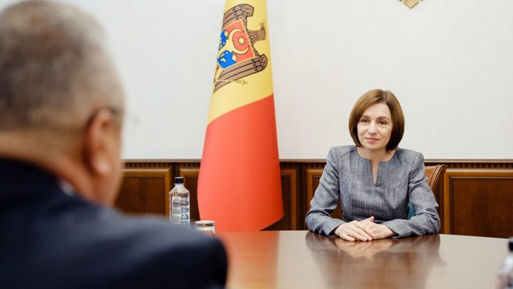 Fructieră de la Iohannis sau „Scrisori către Trump” de la Năstase, cadouri protocolare pentru Maia Sandu/Cel mai scump dintre toate este un suvenir în formă de trandafir, din sticlă mată