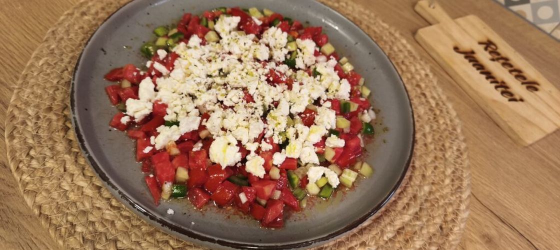VIDEO FOTO | Salata virală care se prepară direct pe platou/ Pregătește vinegreta întâi, apoi pune deasupra ingredientele pentru o salată grecească autentică