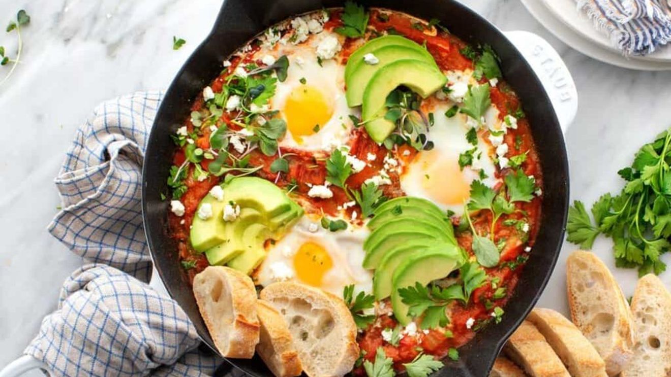 Cum prepari cel mai bun shakshuka pentru micul dejun/Ouă poșate, sos de roșii picant, o rețetă ce poate fi gătită oricând ți-e foame