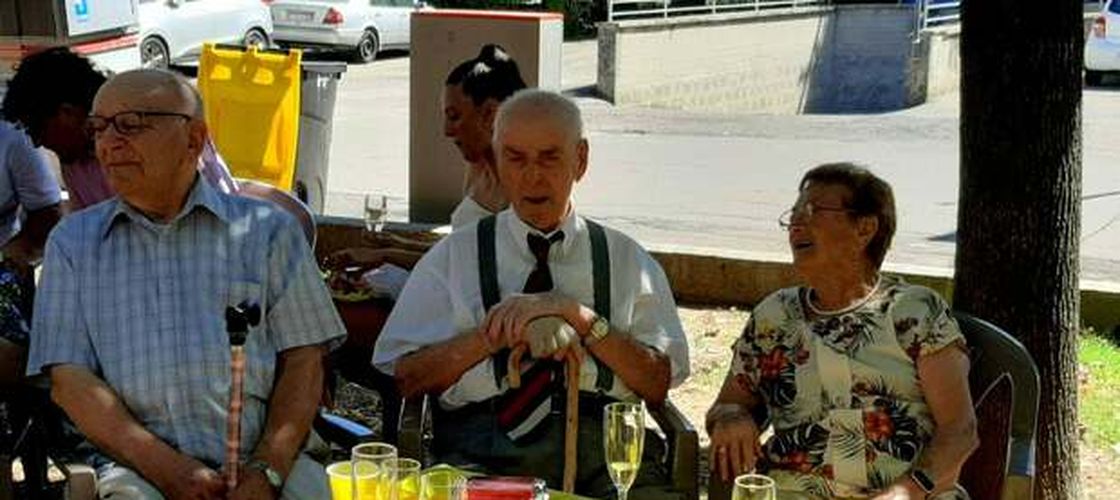 La 100 de ani, un italian spune că mersul pe jos, vinul și dansul îl ajută să rămână în formă
