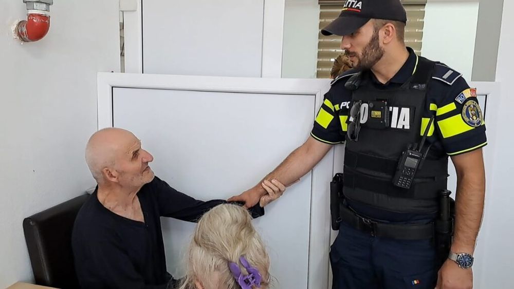 VIDEO | Ziua Internațională a Bunicilor, sărbătorită la un cămin din Maramureș cu deserturi oferite de polițiști / Înghețată și tarte cu mere pentru seniori