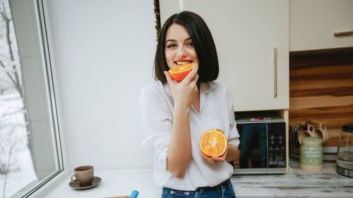 O portocală pe zi ține depresia departe / Un studiu sugerează că are acest efect, printr-un mecanism neașteptat