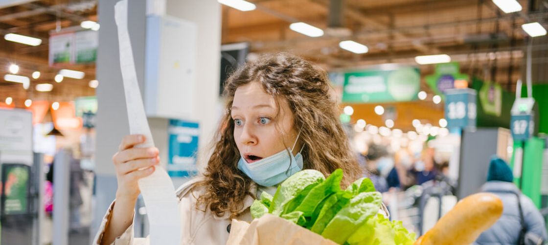 De ce rămâne mâncarea atât de scumpă în Europa / Explicațiile din spatele bonului tot mai mare de la supermarket