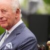 Grâul tradițional care ajunge în pălării: Regele Charles al III-lea oferă recolta unui câmp unei creatoare britanice