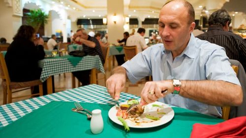 Solo dining-ul, încă timid în România / Un studiu arată că doar 5% dintre români iau masa singuri frecvent / Milenialii încă resimt stigmatul social la restaurante, în timp ce tinerii sunt mai deschiși la această experiență