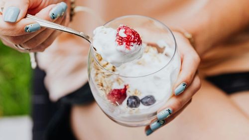 Iaurtul și chefirul, două alimente fermentate pe care toată lumea ar trebui să le mănânce pentru un stomac mai plat și o digestie mai bună în 2024, spun experții