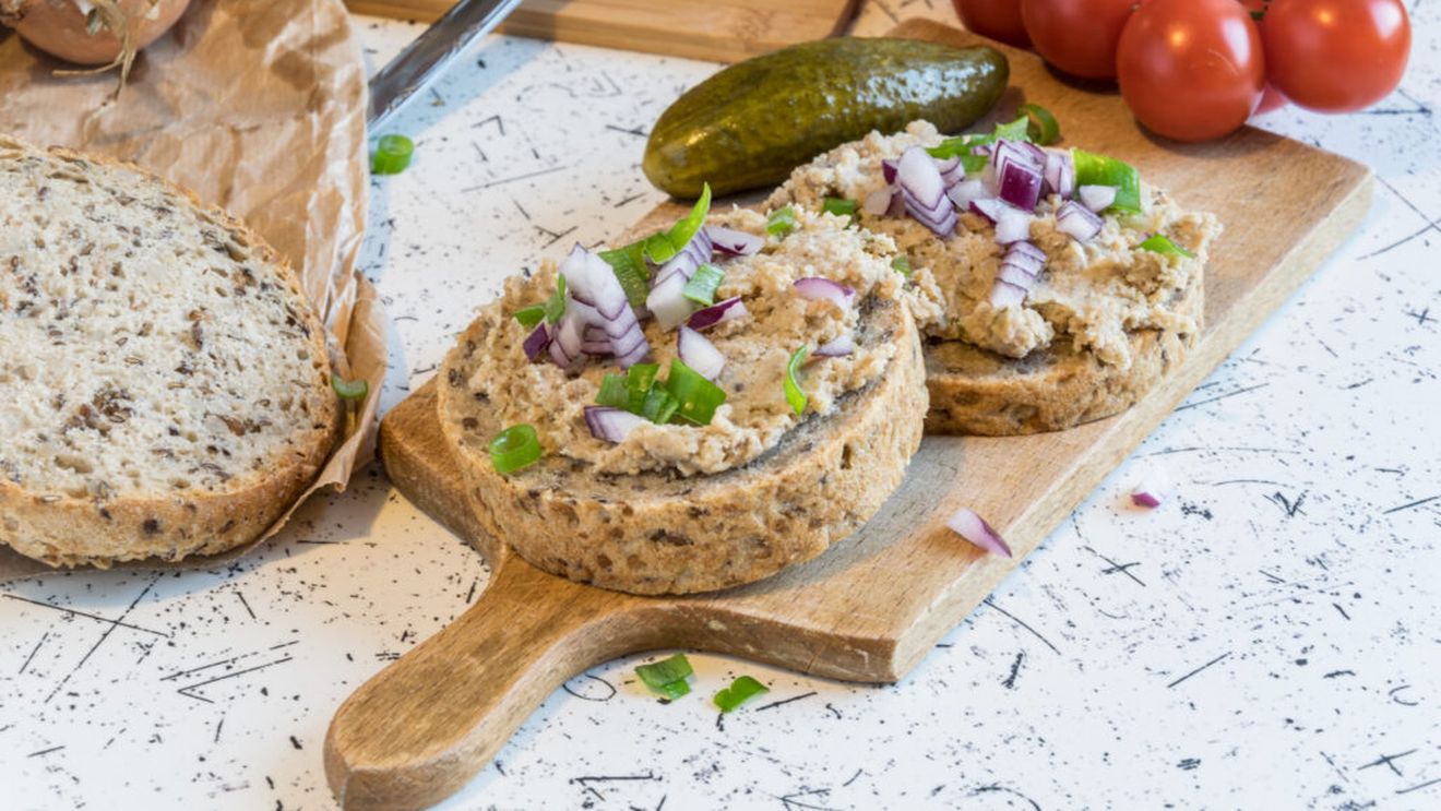 Pasta de jumări, rețeta simplă din vremurile comuniste, devine din nou populară / Un preparat ieftin din trecut, redescoperit astăzi