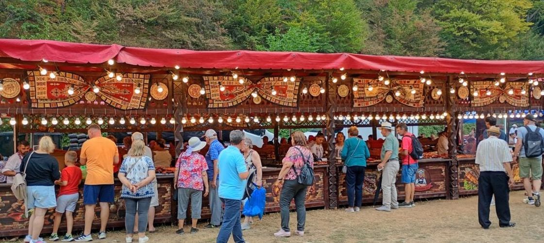FOTO | Bulz-record de 65 de metri, pregătit în cadrul Festivalului Brânzei și al Țuicii din Rășinari