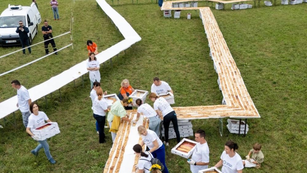 Un sat croat a bătut recordul mondial cu un şir de strudele de 3 km lungime/ Aproape 9.000 de plăcinte au fost gătite și înșirate pentru a obține recordul
