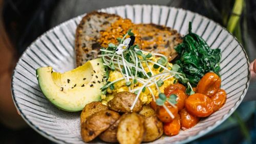 7 alimente la care nu ar trebui să renunți atunci când vrei să scapi de kilogramele în plus / Știai că poți mânca și desert, în timp ce ții cură de slăbire?