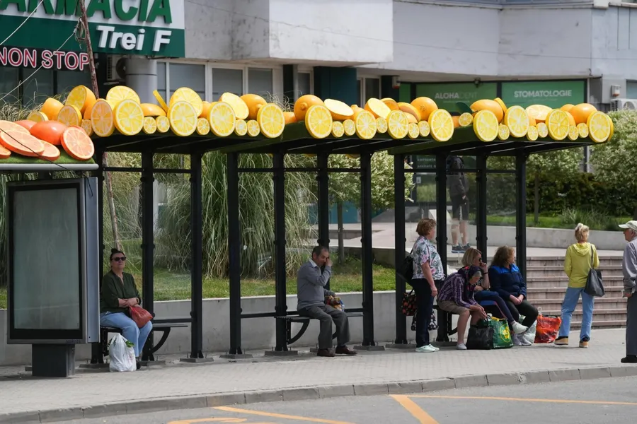 Primăria Craiova a montat fructe gigant peste stațiile de autobuz din municipiu