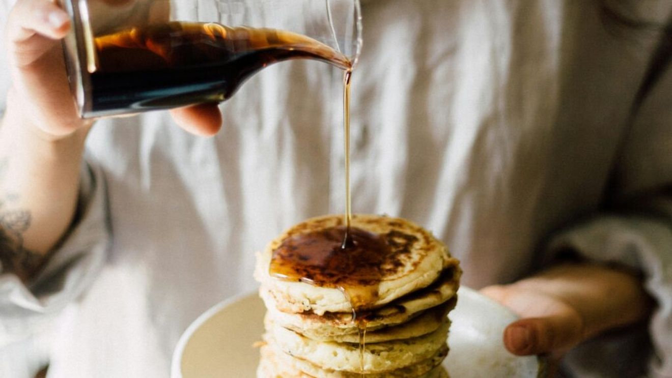 Ce alegem, ca îndulcitori naturali: siropul de arțar sau mierea? Nutriționiștii spun că ambele conțin zahăr, dar și cantități mici de minerale și compuși vegetali benefici