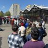FOTO-VIDEO | Cozi uriașe la mici, de 1 Mai, în Piața Obor. Oamenii așteaptă zeci de minute pentru o porție / Un mic se vinde cu 6 lei, iar pentru extra-muștar se plătește 2 lei