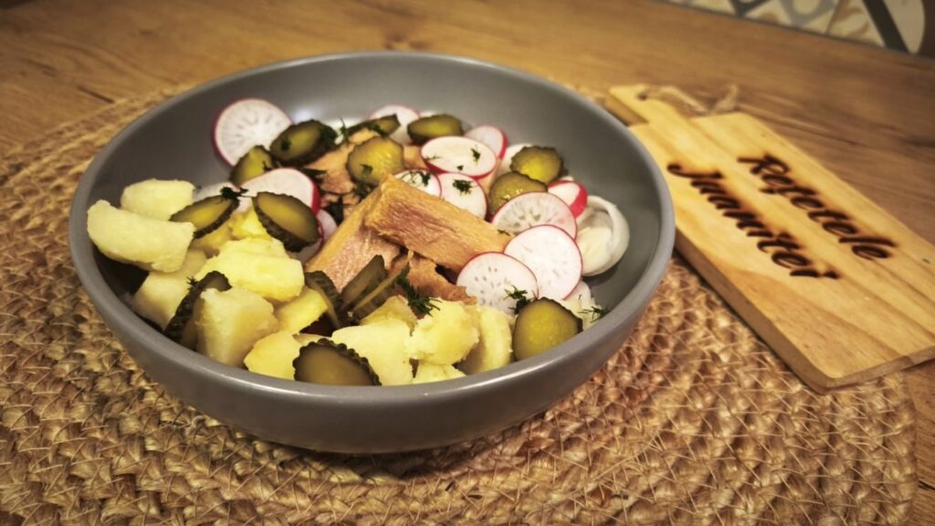 Rețetele Juanitei | Salată în stil german cu cartofi și pește/ Ușor de pregătit, sățioasă și numai bună într-o zi friguroasă