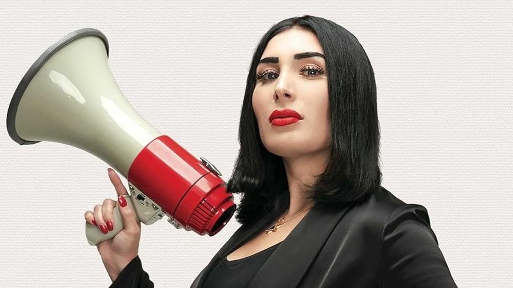 Laura Loomer, o activistă conservatoare americană, a mâncat hrană de câini pentru a promova un producător de mâncare de animale pro-Trump