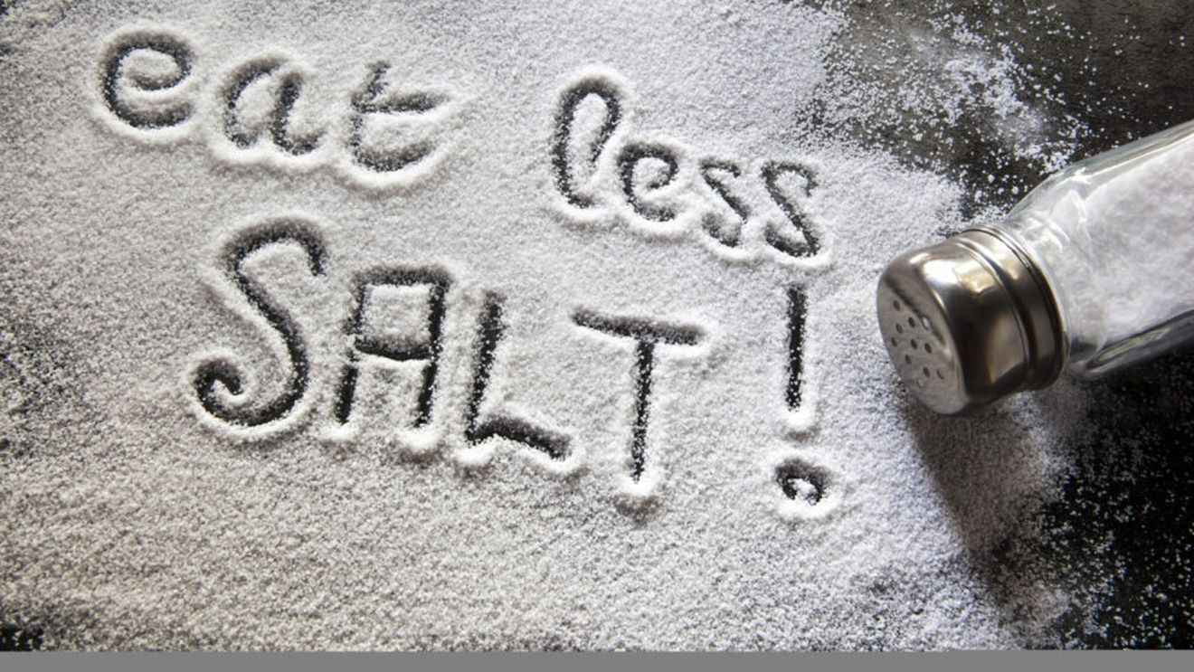 Condimentul comun care crește riscul de boli de inimă și accidentul vascular cerebral / Sfaturi de la un cardiolog privind riscurile consumului excesiv de sare