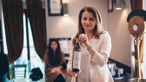 O româncă premiată la prima ediție a „Vinoinfluencers World Awards”, desfășurată în Spania, la Valladolid/ Diana Pavelescu este consilier pentru promovare la Oficiul Național al Viei și Produselor Vitivinicole