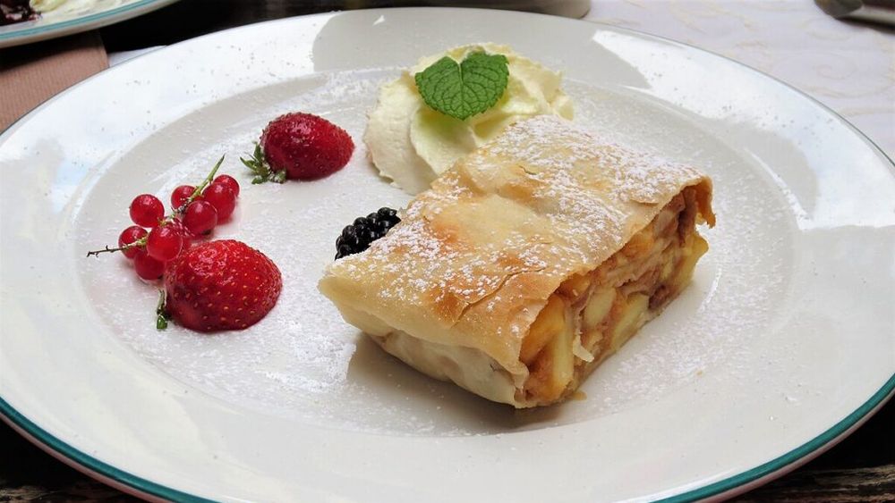 Ceva dulce/Ștrudelul cu mere este un simbol al gastronomiei austriece, dar povestea acestui desert delicios și rafinat este una mult mai complexă, având influențe din diverse culturi / O rețetă clasică pe care să o pregătești în acest weekend