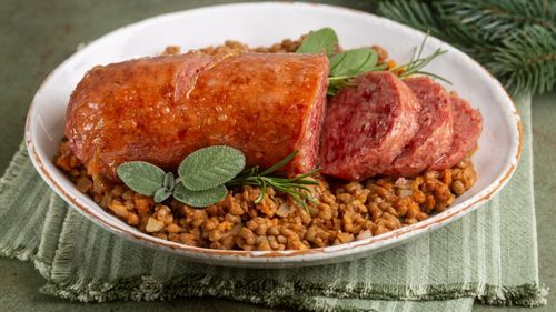 Cu ce  încheie italienii meniul de Anul Nou, la miezul nopții. O combinație aducătoare de noroc și prosperitate, dar care e și un fel complet, care se consumă și în primele zile din an