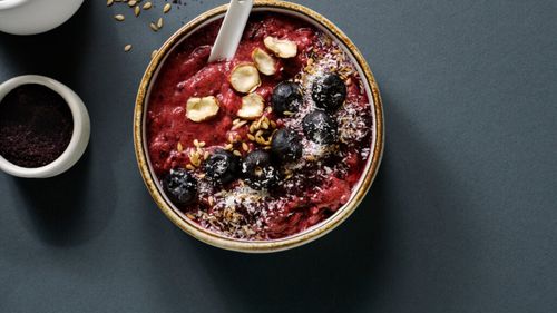 Açaí bowl, trend sau superaliment adevărat / Ce spun experții despre beneficiile sale pentru sănătate / Rețetă de açaí bowl pentru un mic dejun cremos, plin de antioxidanți