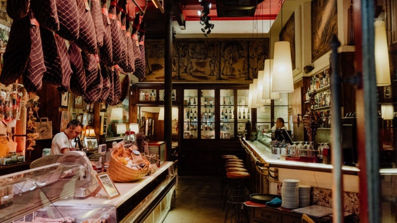 De 90 de ani în centrul Barcelonei, o tavernă gourmet de familie a ajuns la a treia generație și speră să sărbătorească și centenarul/ „Oamenii care vin în centru vor să mănânce și găsesc doar lanțuri de restaurante și francize, dar își doresc localuri cu suflet”