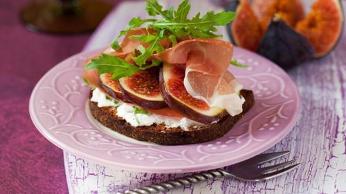 Rețete pentru studenți. 5 combinații rapide cu smochine și brânzeturi, pentru prânz sau cină