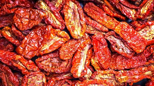 Cum usucă italienii la soare roșiile pentru iarnă. Dau un plus de gust la orice preparat și sunt un concentrat de sănătate