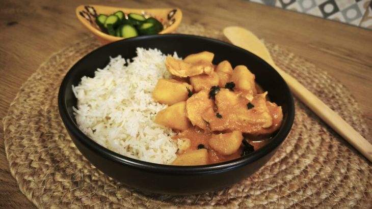 VIDEO FOTO Tocăniță în stil oriental, o rețetă tradițională, picantă cât îți place și cu orez basmati alături/ A ieșit delicios acest curry din cartofi și carne de curcan