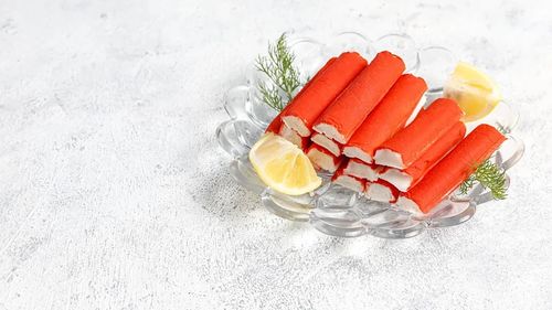 Ce este batonul de surimi pe care îl găsești la raionul de pește și fructe de mare din supermarket/ Adevărul din spatele „crabului” care nu este crab