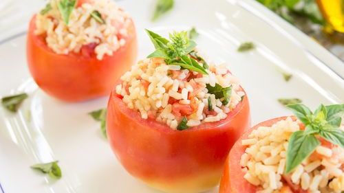 Rețetele Juanitei | Roșii umplute vegetariane, cu orez și ciuperci/ Un preparat vegan ușor de gătit și sățios