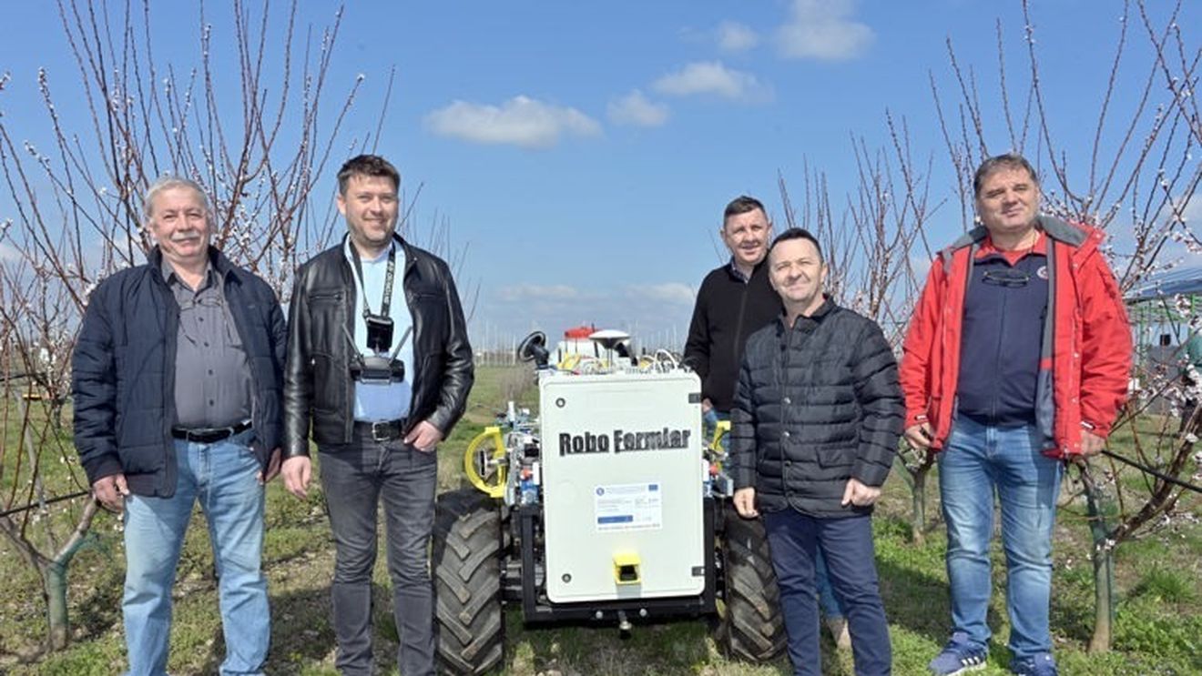 INTERVIU Soluții inedite pentru criza forței de muncă în agricultură: Un fermier prahovean apelează la roboţi pentru lucrul în plantaţia de cătină / Prototip 100% românesc de robot culegător