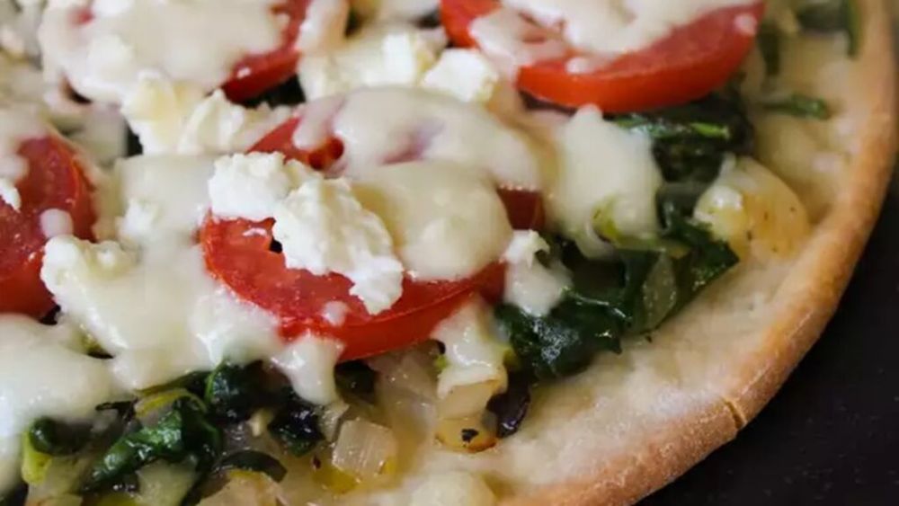 Pizza grecească pentru o cină românească/E ușor de preparat și nu vom supăra pe nimeni că am intervenit puțin în rețeta originală