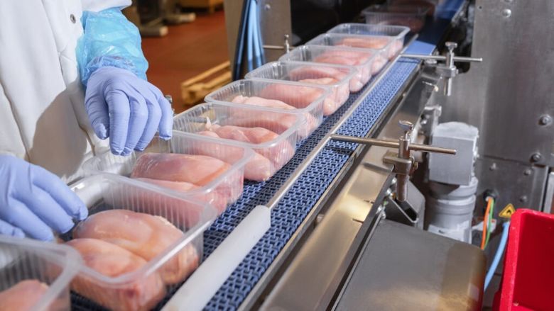 Producătorul de carne de pui Cocorico ar putea fi preluat de unul dintre cei mai mari jucători integrați din agribusinessul românesc